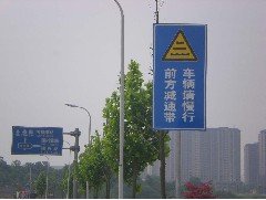 為什么交通標識牌都有反光的效果？
